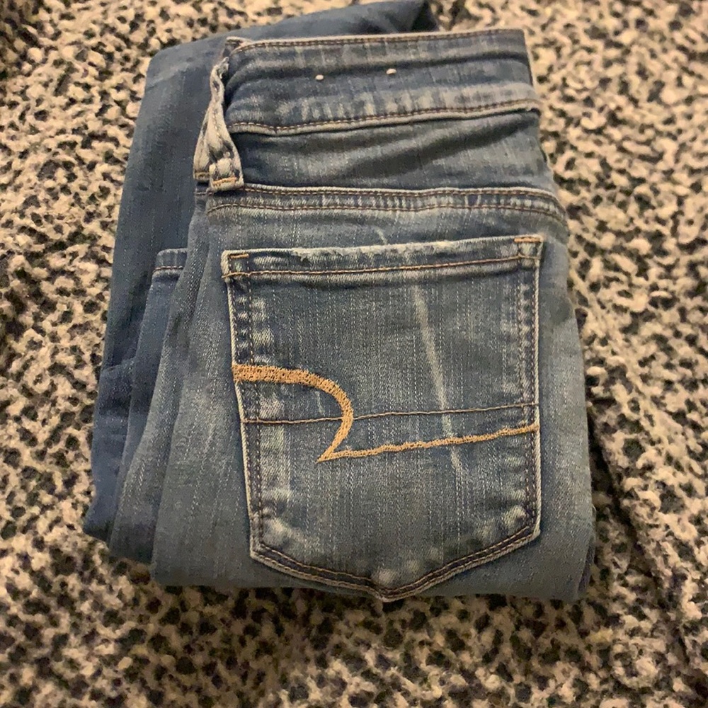 american eagle skinny jeans size 2. medium wash
